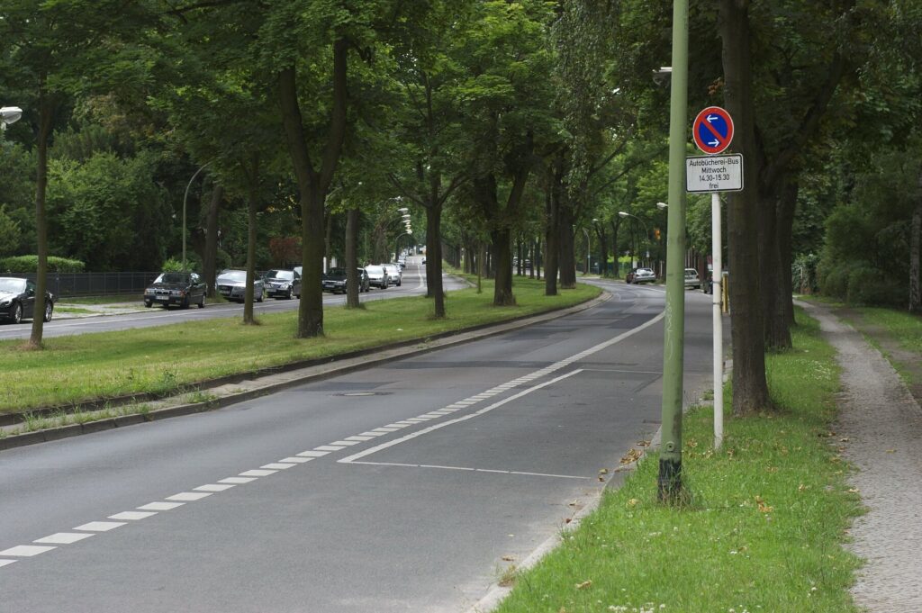 tree-pedestrian-road-street-sidewalk-highway-244771-pxhere.com